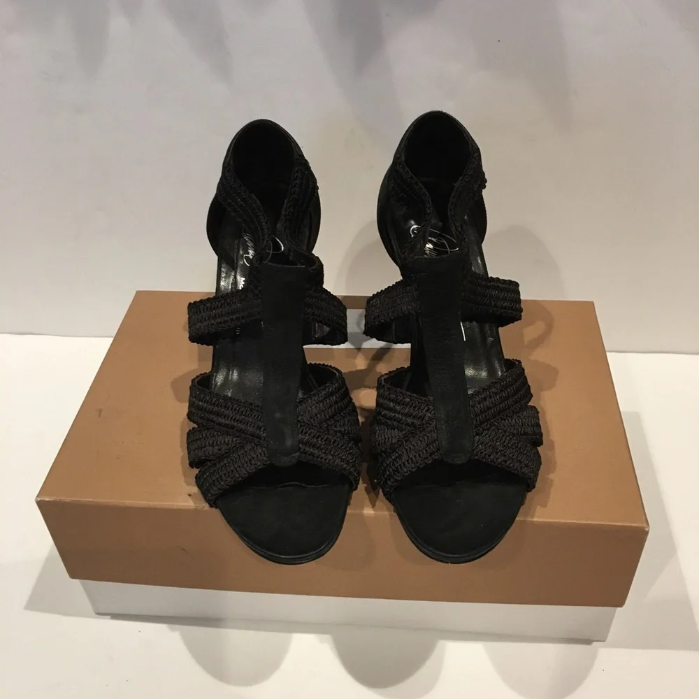 Donald Pliner leather w/elastic straps sandals